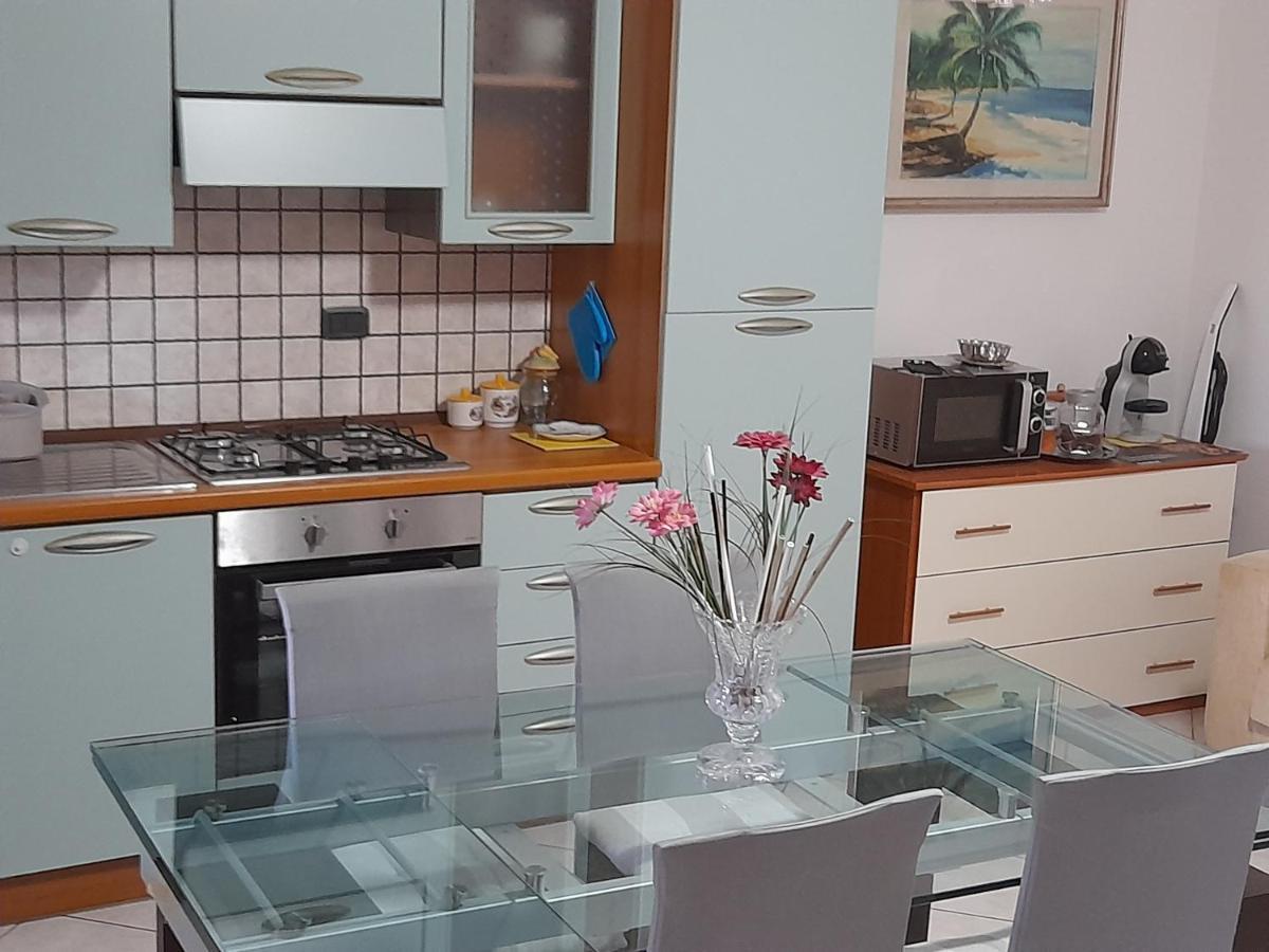 Spazioso&Elegante in Centro con ampio terrazzo Latina Esterno foto