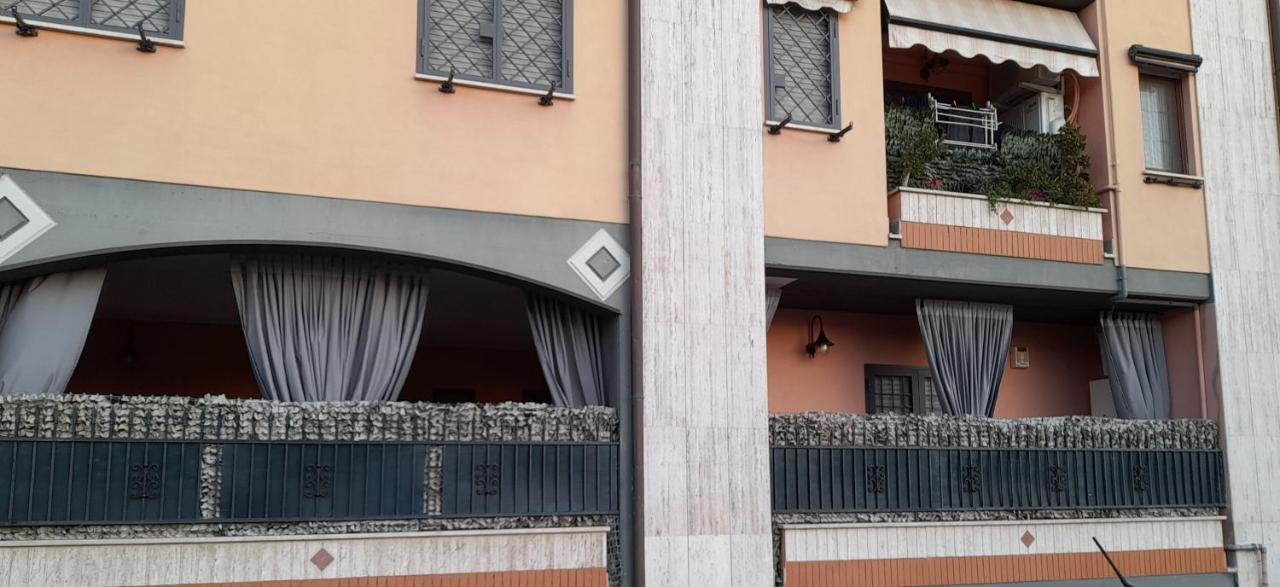 Spazioso&Elegante in Centro con ampio terrazzo Latina Esterno foto